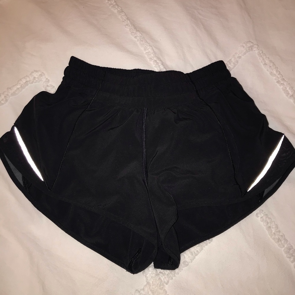 Lulu lemon hotty hot shorts size 4- 2.5”
